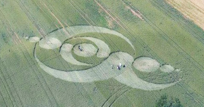 Un cercle mystérieux sur le terrain de la France et discussion sur Internet à cette occasion