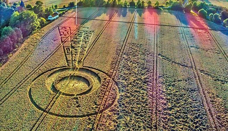 Le mystérieux cercle sur le terrain de l'Essex a intrigué les ufologues