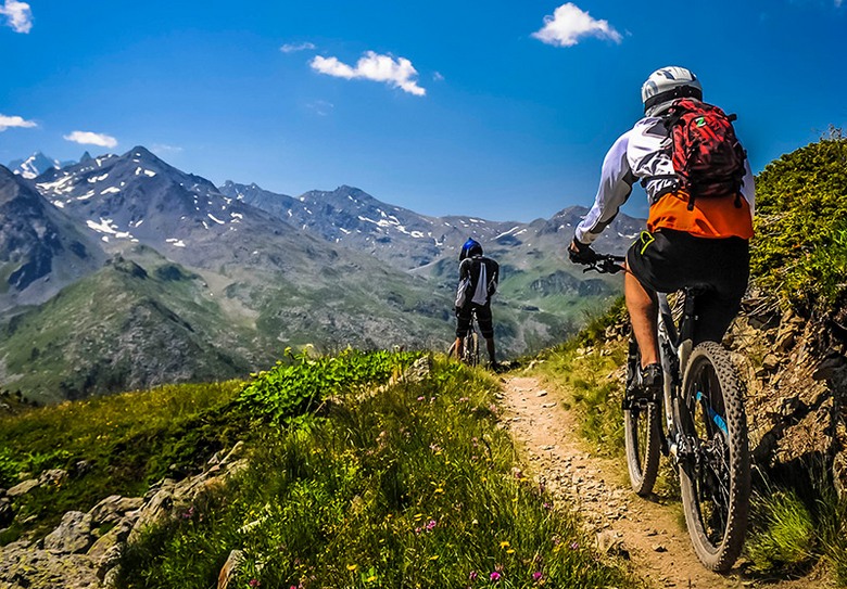 Une course cycliste et marmotte divertissante
