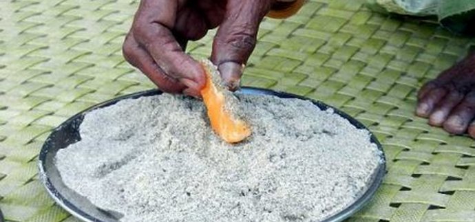 Une femme qui mange un kilogramme de sable tous les jours depuis 80 ans