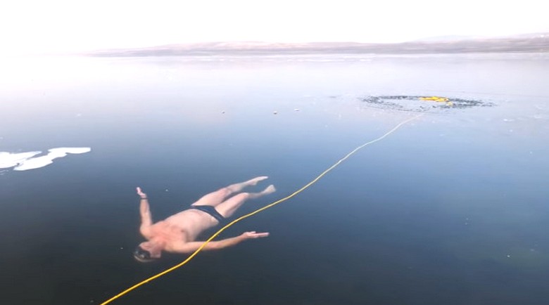 Un résident de la République tchèque a fait une baignade unique sous la glace du lac