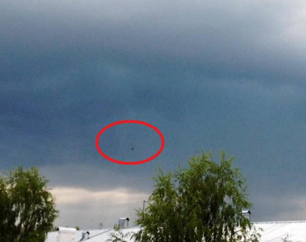 Un habitant de Kirov pendant un orage a photographié un OVNI couleur acier dans le ciel