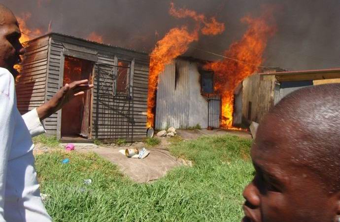 Une famille zimbabwéenne souffre d'incendies mystérieux
