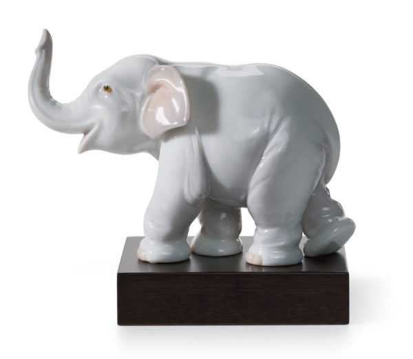 Mascotte d'éléphant du tronc surélevé 