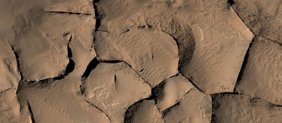 Une sonde MRO a photographié des `` murs '' sur Mars 