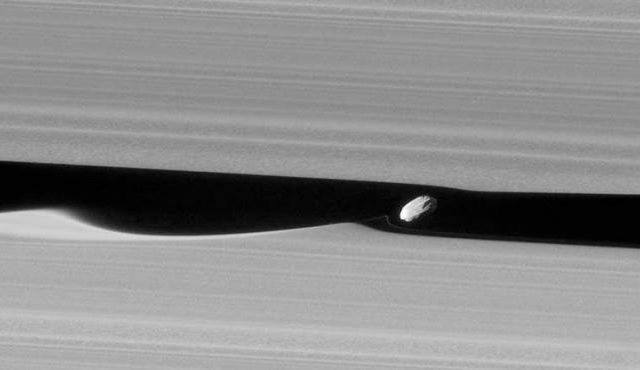 La sonde Cassini capture le créateur de vagues dans les anneaux de Saturne 